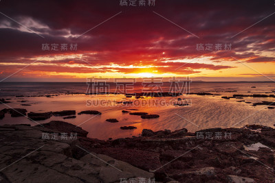 金默里奇日落雨云清晰显露出红色的天空