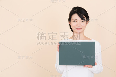 拿着黑板的年轻女子