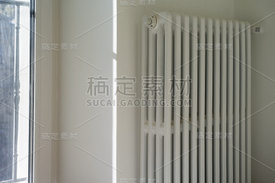 墙上挂着散热器