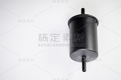 新的燃料过滤器在一个黑色塑料外壳为柴油和汽油发动机在灰色背景