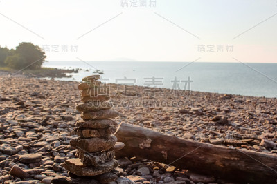 在Öland，瑞典平衡的石头