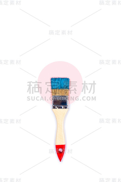 白色背景与一个油漆刷。