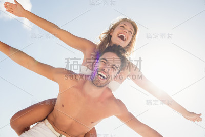 男朋友把小猪还给女朋友