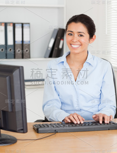 一个坐着打字的漂亮女人