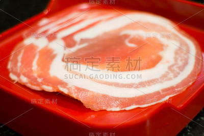烧锅用的粉色薄猪肉，苏琪