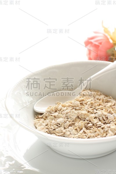 健康早餐，碗里燕麦芹菜粒