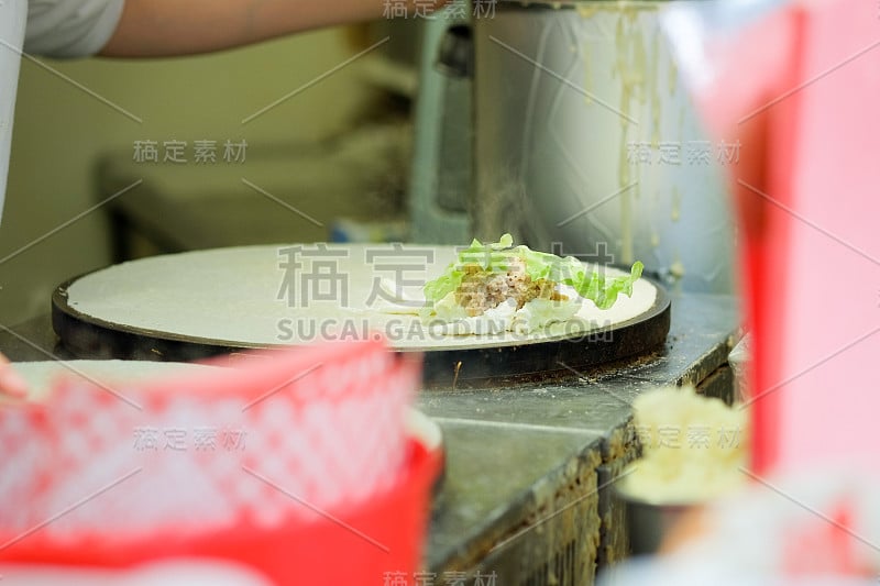 日式可丽饼配蔬菜金枪鱼和酸奶油放在可丽饼炉上