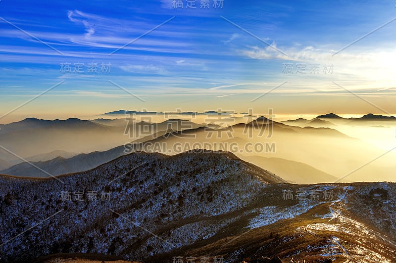 冬天有雾的德岳峰，韩国。