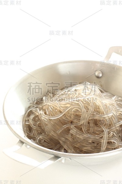 韩国食品，在不锈钢锅里煮面条