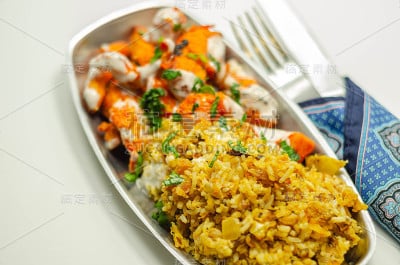 煮熟的腌鸡胸肉，洋葱和番茄酱，酸奶，薄荷，脆炸洋葱和香料印度香米