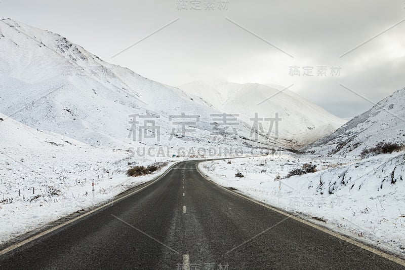 空旷的山路在一个多云的冬日。