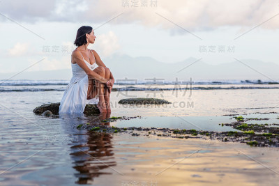 日落时海边的美女