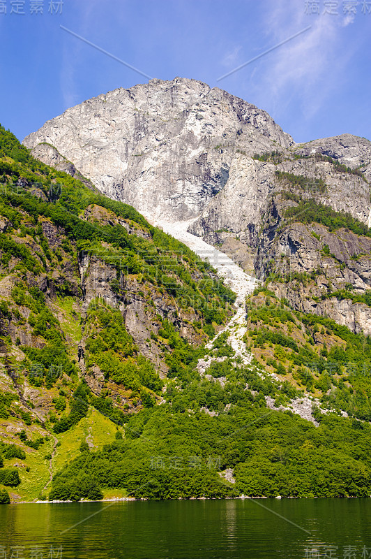 挪威最大的峡湾，索涅峡湾的山顶