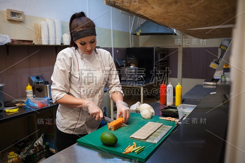 寿司厨师寿司外卖餐厅准备食物