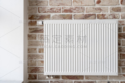 砖墙背景上安装的对流加热器