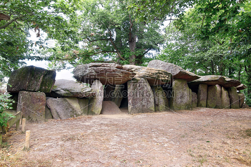 Dolmen La Roche-aux-Fees或者仙子岩