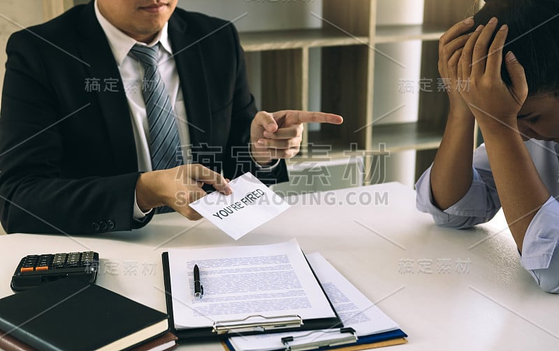 当被交给女经理时，男员工用手拿着被炒掉的信封。