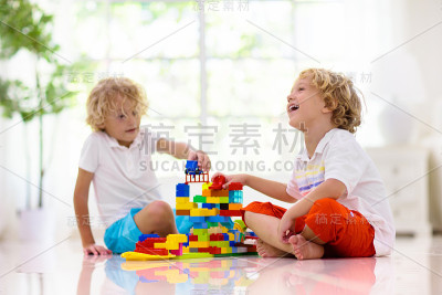 孩子在玩积木。孩子们玩。