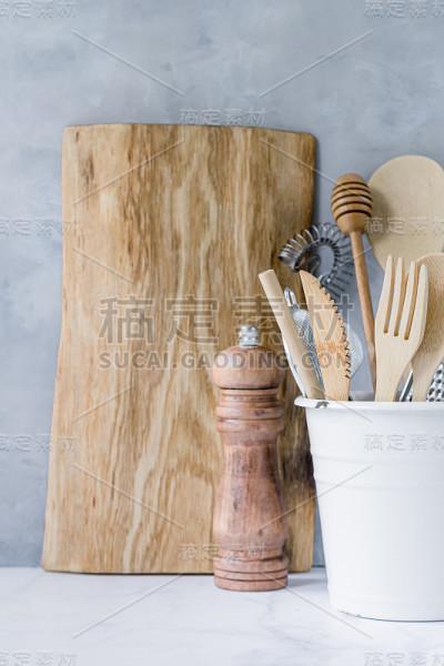 木制厨房背景与厨房用具
