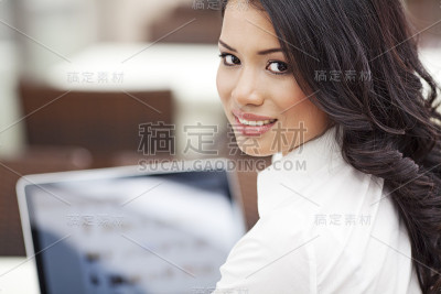 一个年轻开朗的女商人的肖像