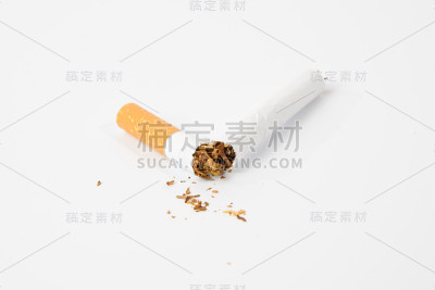 白色背景上的碎香烟