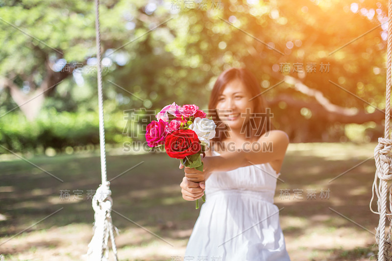 女人手里拿着花