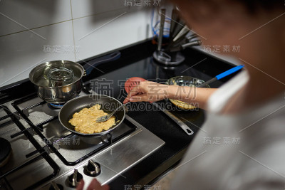 一个女人在厨房里准备香蕉煎饼