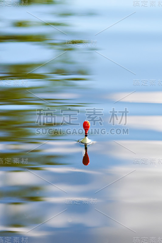 钓鱼浮在水面，波光粼粼，倒影优美