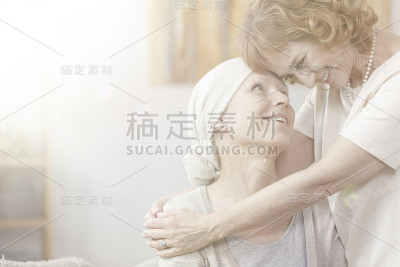微笑的祖母拥抱生病的女人