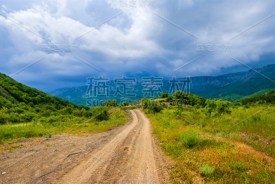 穿过山谷的地面道路