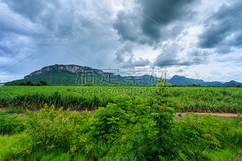 在雨季高山和天空