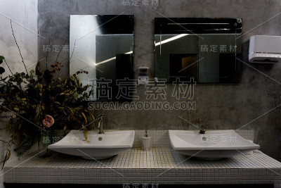 厕所里的白色水槽