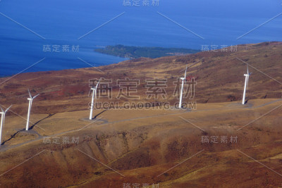 鸟瞰图现代风车旋转在山坡上