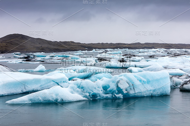 冰山漂浮在Jokulsarlon泻湖