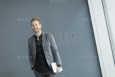 一个拿着写字板的年轻人