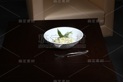 亚洲大米食物用盘子和叉子放在木桌上。