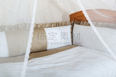 孩子们房间里的婴儿床。