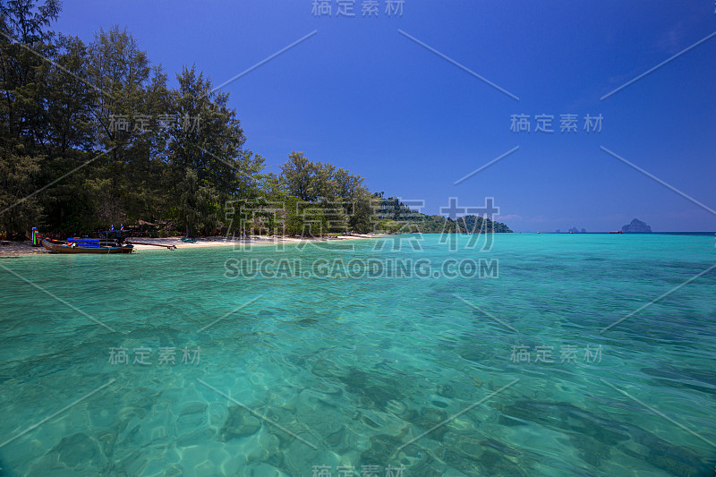 美丽的夏日海滩，清澈的海水