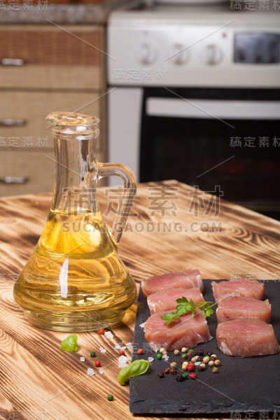 一块块生肉放在石板香草香料的盘子里