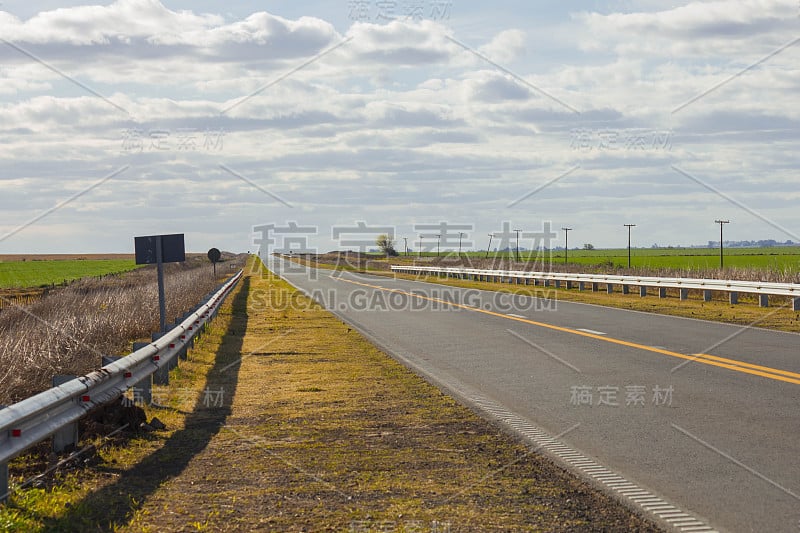 沥青路面和天空