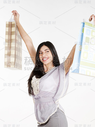 快乐的女人拿着购物袋微笑