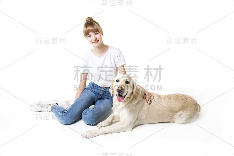 漂亮的少女和她美丽的金毛猎犬在白色的背景