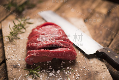 生的牛排