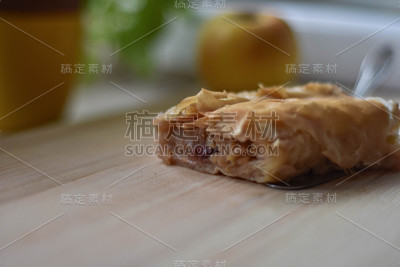 苹果馅饼和新鲜的苹果放在轻木桌上