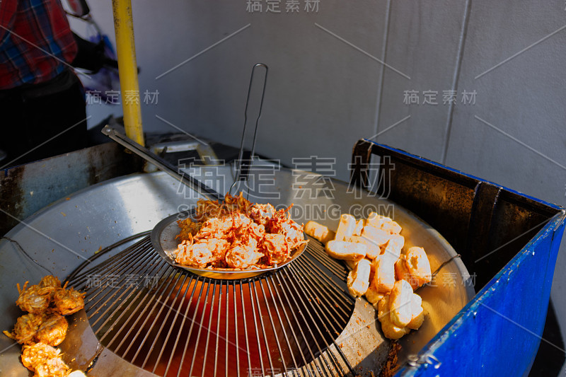 炸芋头饼素食(朱娇全)和炸豆腐，泰国街头小吃