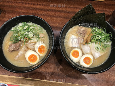 日本猪骨汤面条。