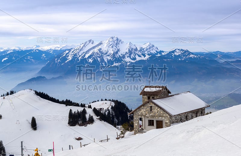 瑞士阿尔卑斯雪山上的石头教堂，瑞吉库尔姆，瑞士