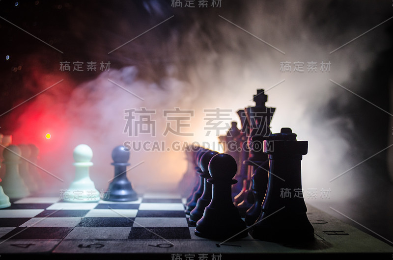 棋牌游戏的经营理念和竞争理念以及战略理念。象棋人物在烟雾缭绕的黑暗背景上。