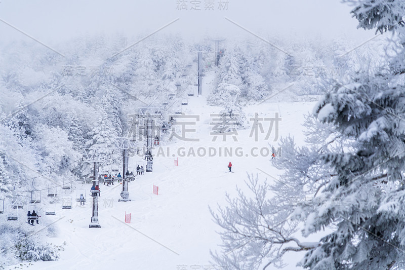 人们在灶山的乌托邦滑雪坡上旅行。