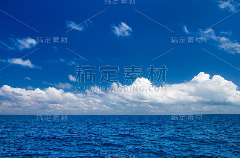 完美的印度洋天空和海水